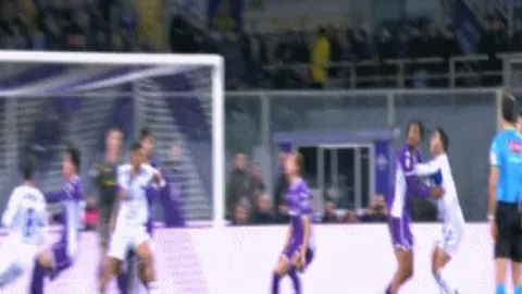 欧洲杯首位女足球裁判弗拉帕特惊艳登场